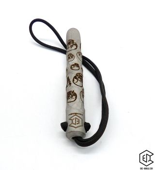 Preview: Handgeschmiedeter Kubotan HC-22-2 Unikat (Custom Made) von vorne auf weißem Hintergrund. Seriennummer SN sichtbar, Totenkopf-Gravur, schwarzer Paracord-Fangriemen, 3 Bohrungen. GPSR: Chargennummer/Hersteller SN für Rückverfolgbarkeit. Nur als Grifffestige